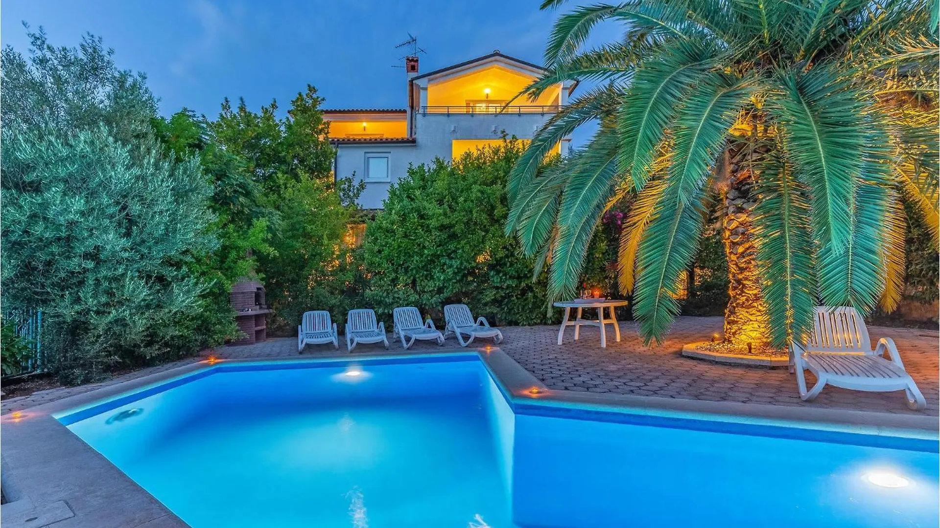 2 Bedroom Lovely Apartment In بولا