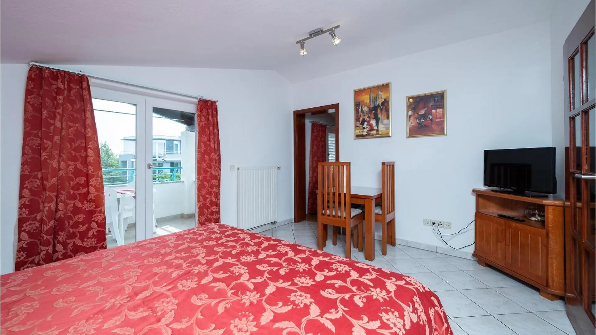 2 Bedroom Lovely Apartment In Pula 0*,