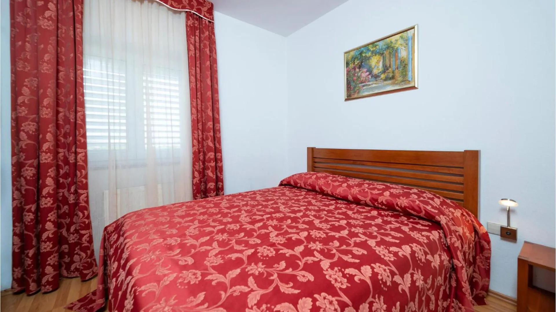 2 Bedroom Lovely Apartment In Pula 0*,